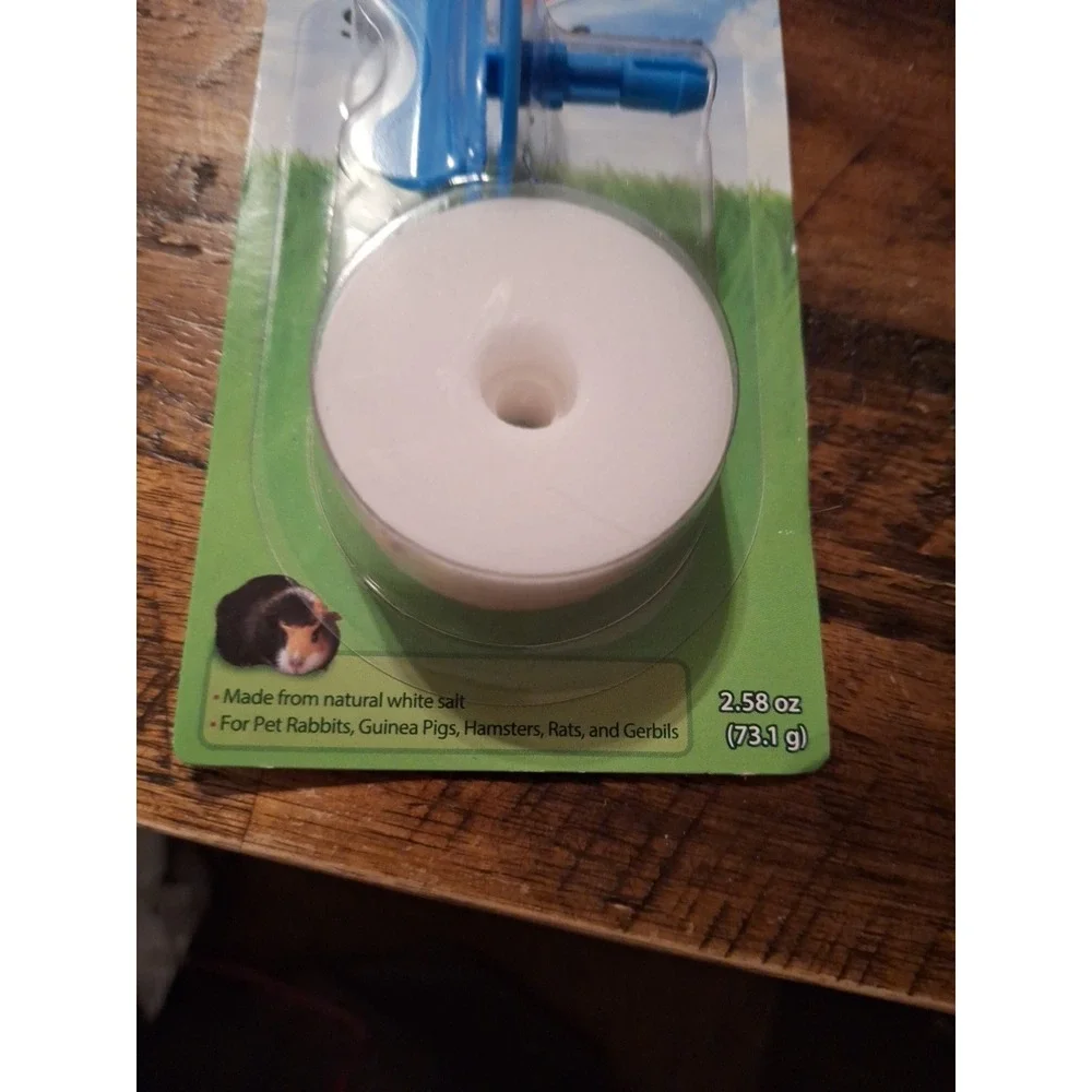 Kaytee Super Natural White Salt Savor with Holder ‎ 2